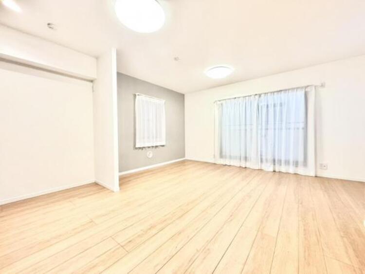 居間 ゆとりあるキッチンスペースを備えるリビングは家族が1番くつろげる癒しの空間です。