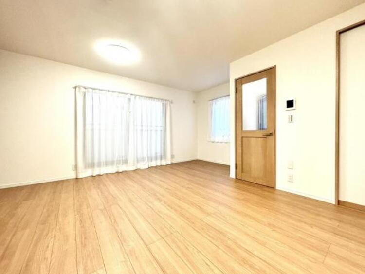 居間 大切な時間を共に過ごすのは、「家族」も「お住まい」も同じです。時代が経っても変わらない居住性の高さと、いつまでも色褪せず住む毎に親しみ深くなるデザイン。「みんな」で一緒に毎日を過ごしましょう。