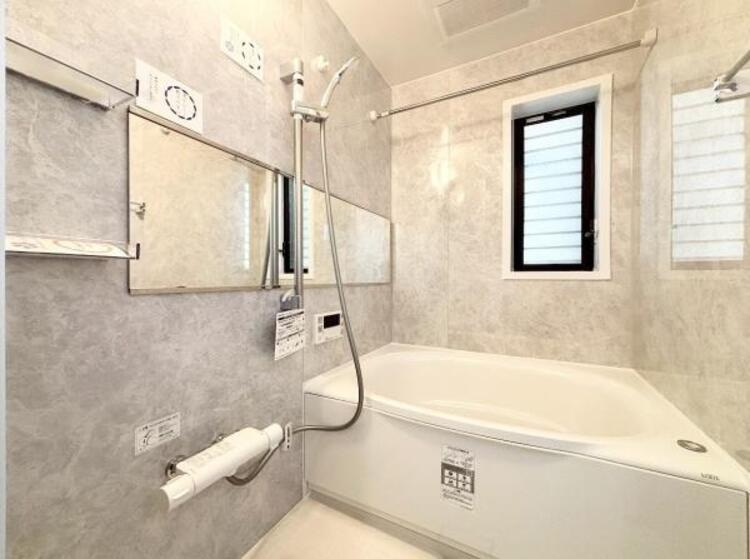 風呂 一日の疲れを癒し、快適に過ごして頂くためにゆったりサイズのバスタブを用意しました。