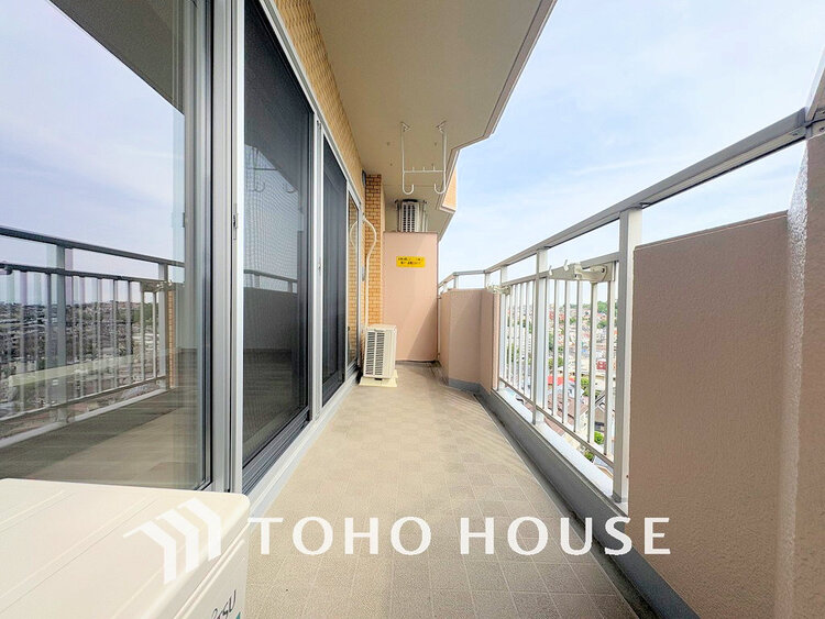 バルコニー 日当たりの良いバルコニーで晴れの日の洗濯物も楽しみになりますね