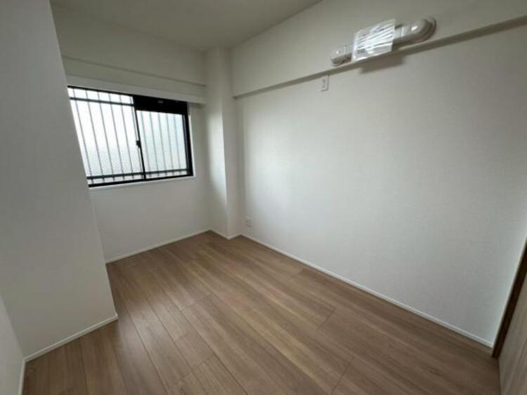 内装 柔らかな色合いに優しく包まれ、リラックスタイムを送れる寝室 