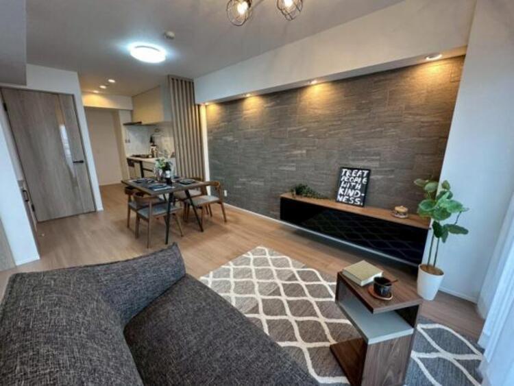 居間 柔らかな木目のフロアやデザイン照明がインテリアとマッチし、心地よい空間に