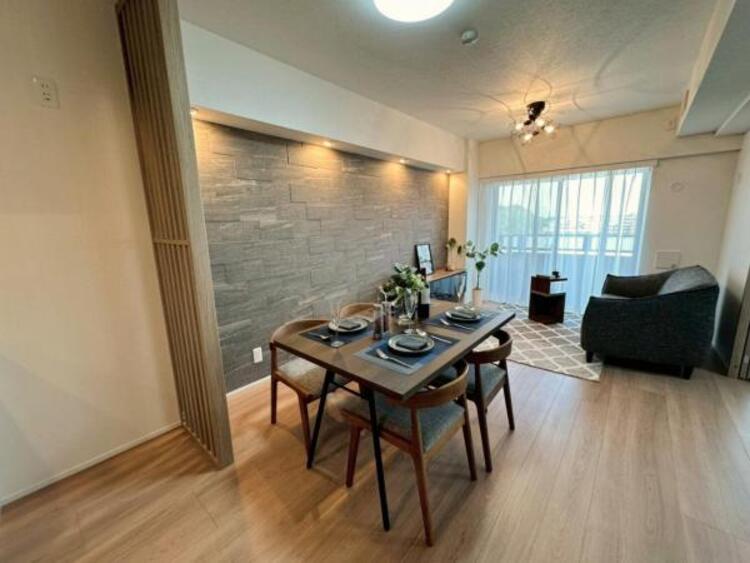 居間 一日の長い時間を過ごすリビング。陽光の注ぐ明るい空間です 