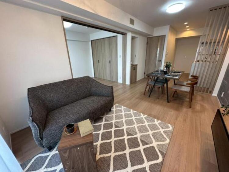 居間 食と憩いの場がゆるやかに続く、家族の存在を感じられるLDKです 