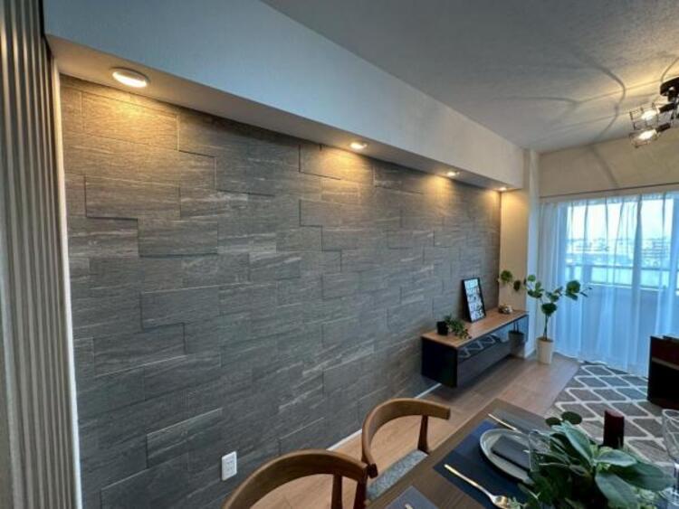 居間 空間を引き締める内装デザイン。シックな色合いがLDKに落ち着きをもたらします。