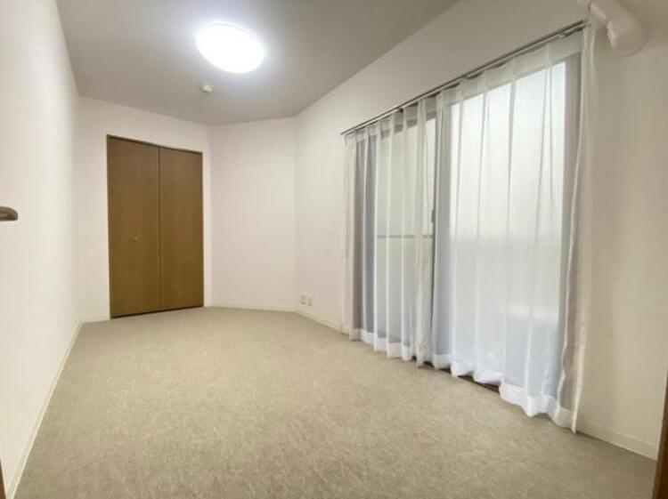 内装 ベッドを置いてもゆとりのある広さ8.7帖の主寝室です