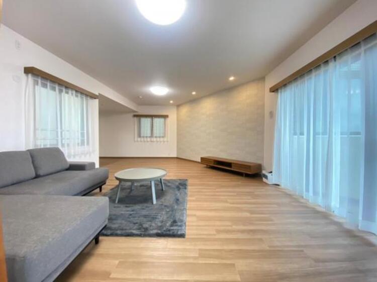 居間 20帖超のLDK！多面採光の明るく開放感あふれる空間です！