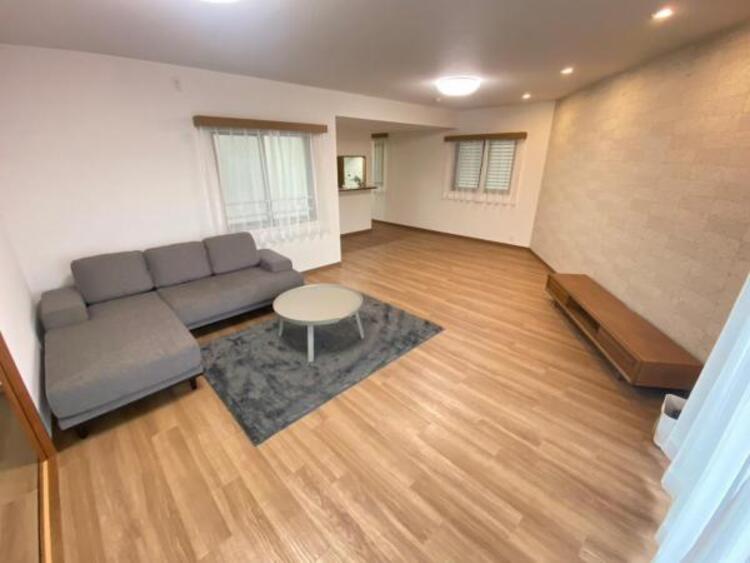 居間 一日の長い時間を過ごすリビング。インテリアを楽しめるゆとりある広さです。