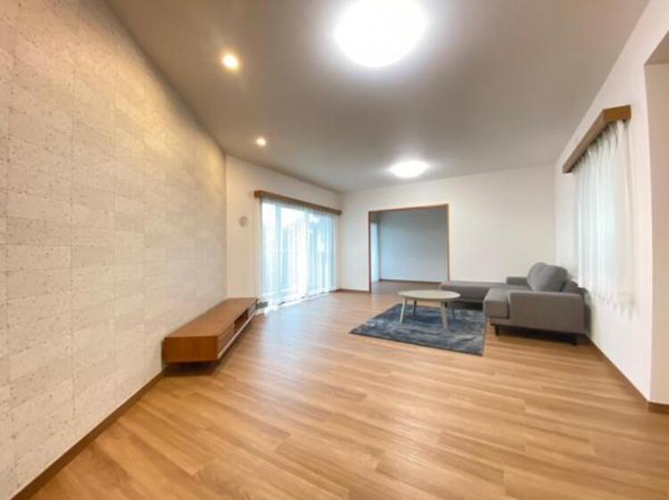 居間 たっぷりの陽光が注がれた明るいリビングは、家族団らんのひと時を包み込みます。