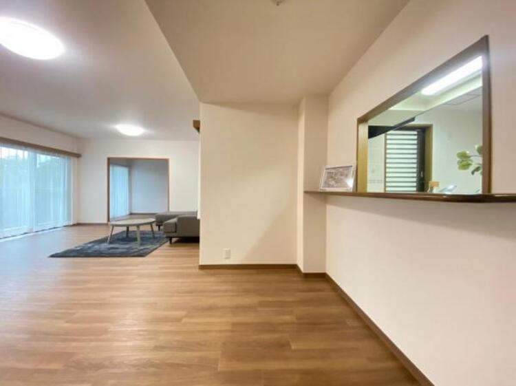 居間 手元が見えないキッチンですっきりとしたLDKに