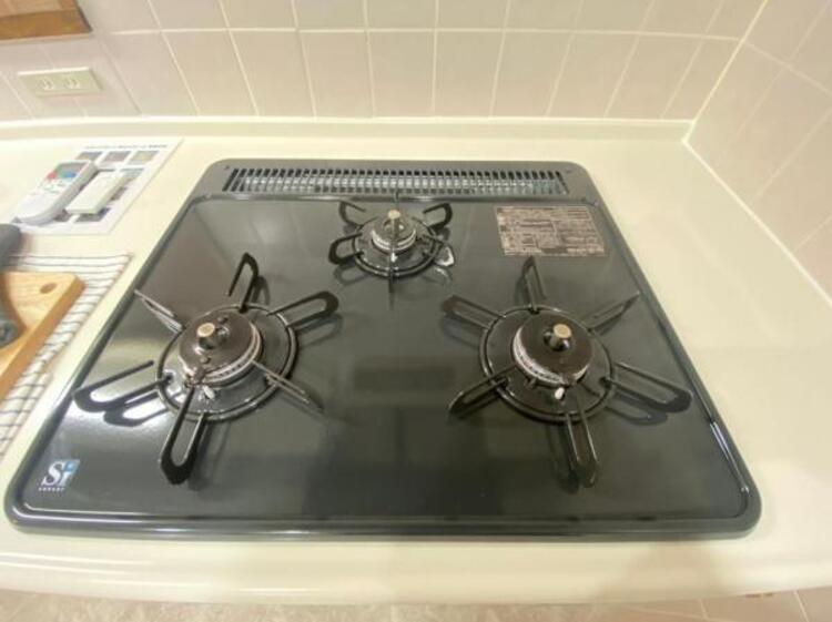 キッチン 毎日の料理に嬉しい3口コンロ。グリルもあり色んなレシピを楽しめそうです。