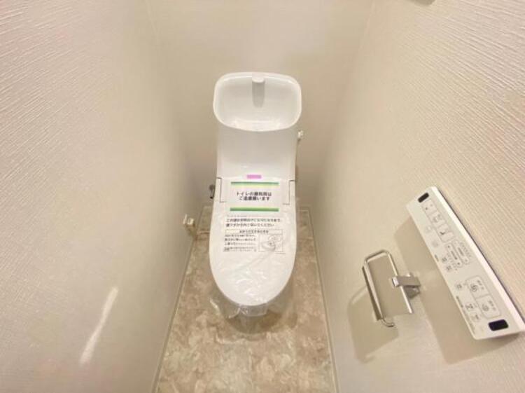 トイレ 明るく清潔感のある節水型ウォシュレットトイレです