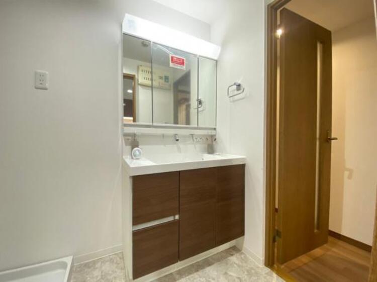 洗面 鏡面裏が収納となっており洗面小物もすっきりと収納できる洗面台です