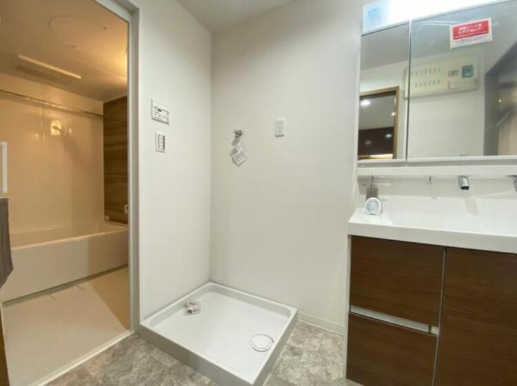 洗面 万一の水漏れにも床への漏水を防ぐ、防水パンが設置済みです