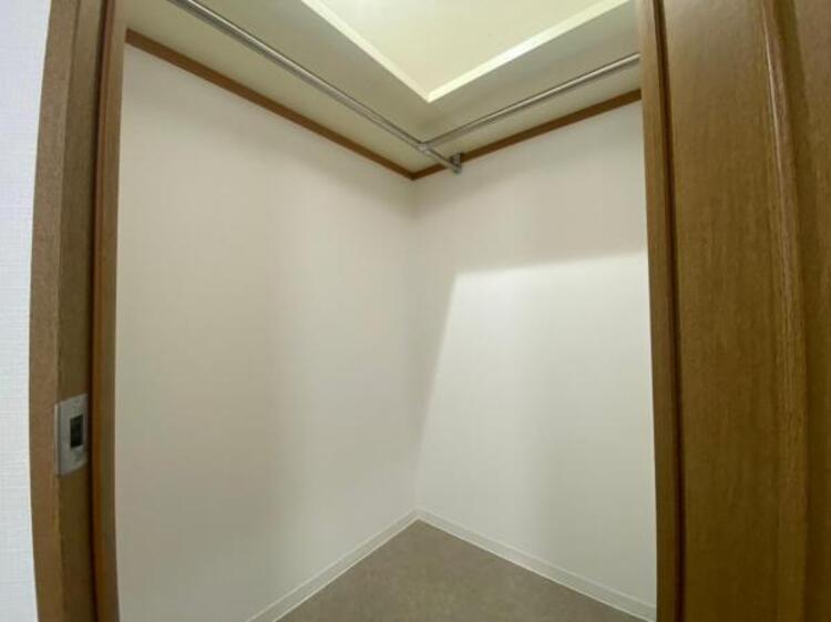 収納 WICはご夫婦の衣類をすっきりと収納し、衣替えいらずです