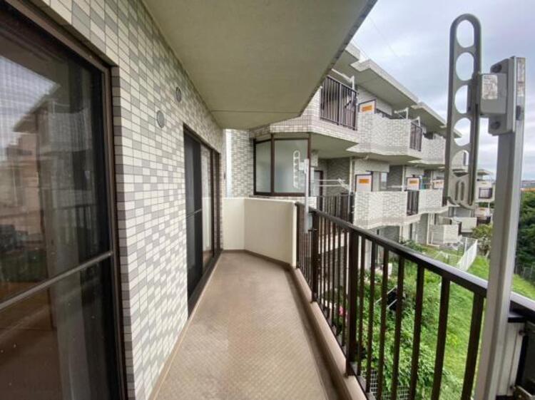 バルコニー 南向きの明るいバルコニー