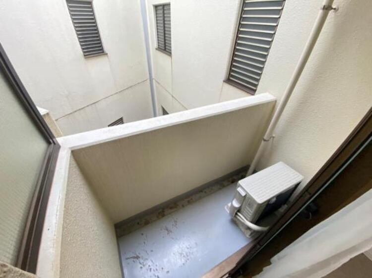 バルコニー 全室窓があり通風良好！洋室からバルコニーに出られます