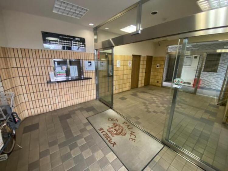 エントランス 遅い時間のお帰りにも安心のオートロックです