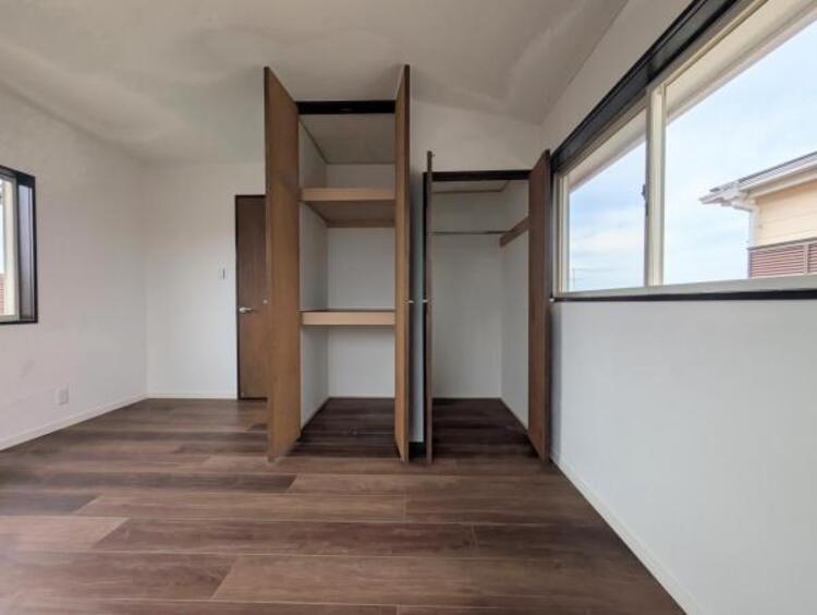 内装 ●〇採光、通風が心地よいお部屋です。お子様部屋にも、お父さんの書斎にも、どんな目的でも心地よくお使いいただけるようなデザインになっている為、家族構成の変化にも柔軟に対応できる居室となっております　〇●