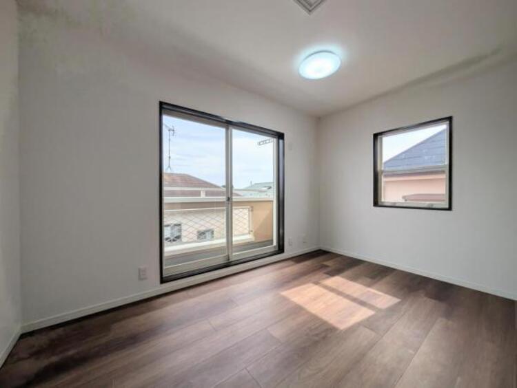 内装 ●〇全居室にクローゼットを完備！普段使いのお洋服や小物はもちろん、季節物のお洋服などもしっかりと整理整頓おしまい頂けます。整理整頓は床に物を置かない所から。居室空間をより広く隅々まで使用できます　〇●