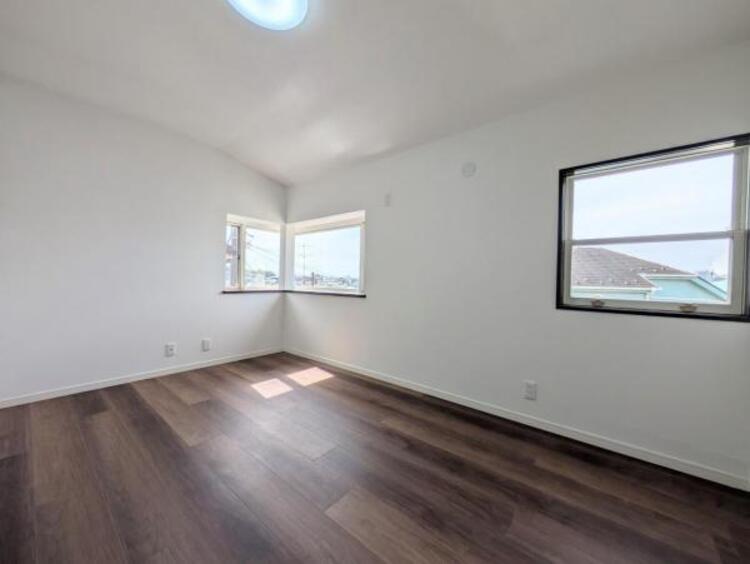 内装 ●〇バルコニーに大きく面した掃出し窓から光が降りそそぐ開放的な居室です。大きな窓からは、太陽の光はもちろん、爽やかな風が部屋一面に吹き抜けます。部屋のこもったニオイもすぐに換気することが出来ます　〇●