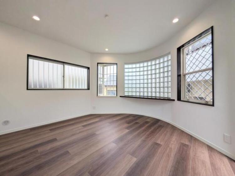 居間 ●〇明るく開放的な空間が広がるLDK。室内には豊かな陽光が注ぎ込み爽やかな住空間を演出。ホームパーティーでもゲストと一緒に料理を楽しみながら楽しい時間を過ごせそう。広々としたLDKは床の掃除も楽です●