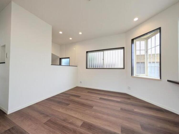 居間 ●〇一日の中で多くの時間を過ごすことになる住まいだからこそ、いつも穏やかな空間であるように心掛けています。構成する建材などへの配慮が、住まう方の健康を守ります。小さなお子様がいるご家庭でも安心です〇●