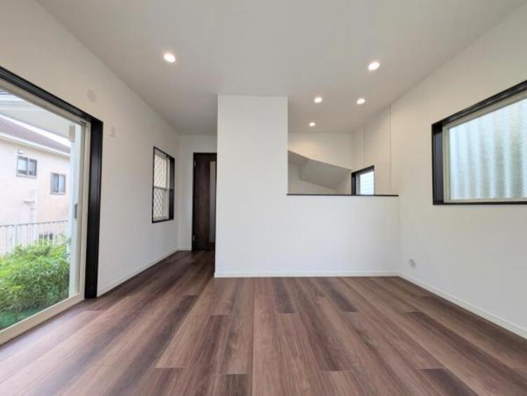 居間 ●〇家族と過ごすひと時を溢れる光が優しく包み込むリビングダイニング。家族とともに、心穏やかに過ごすひととき。家族との時間、自分の時間を大切にできる空間がここにあります。LDKで過ごす時間は大事ですね●