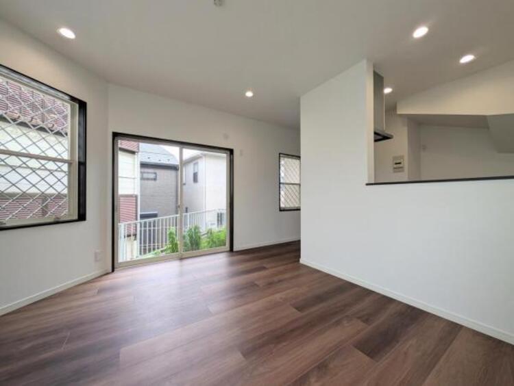 居間 ●〇オープンでのびやかな空間を生み出す、こだわりの広がりとゆとり。家族と過ごす時間を大切にしたい方にぴったりの明るくゆとりある住空間です。南側の窓からの日差しがリビングの中までしっかりと届きます　〇●