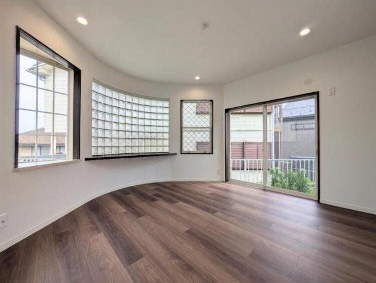 居間 ●〇家族の思いを抱きながら、平和であることに感謝したくなる悠久の時。あたかかく感じるのは、陽当りだけではなかった！広く和やかに暮らせる空間と家族の存在が胸にジーンと響きわたる。理想の住まいがここに〇●