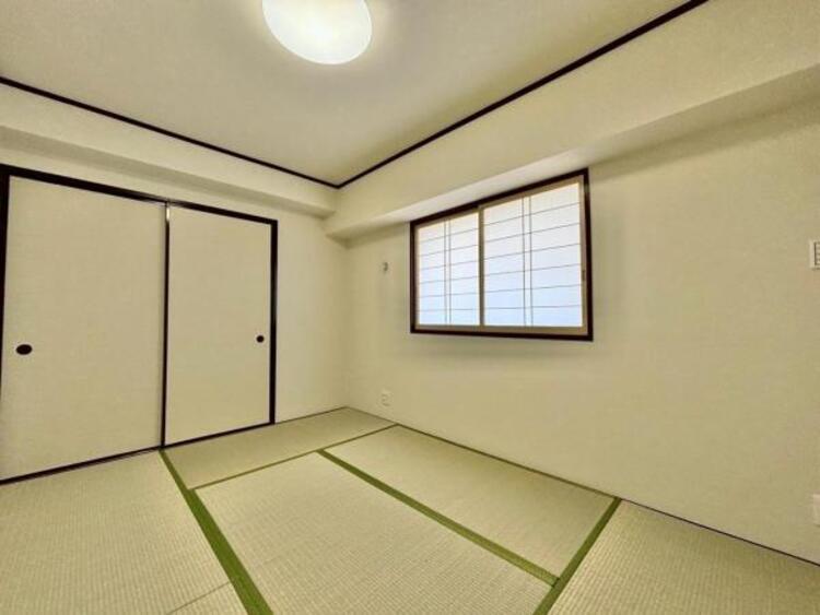 内装 一日の疲れをいやしてくれる主寝室。時を忘れて過ごす場所として過ごせるお部屋です。窓からたっぷりと陽光が注がれる明るい空間は家族の成長に対応できる永住仕様の間取り。