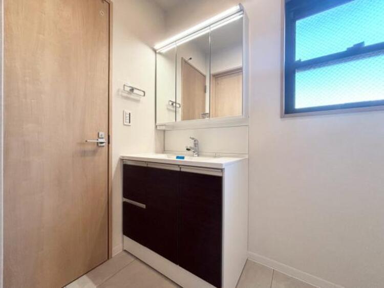 洗面 空間を効率的に利用し収納スペースを確保。一日の始まりと終わりを美しく演出します。