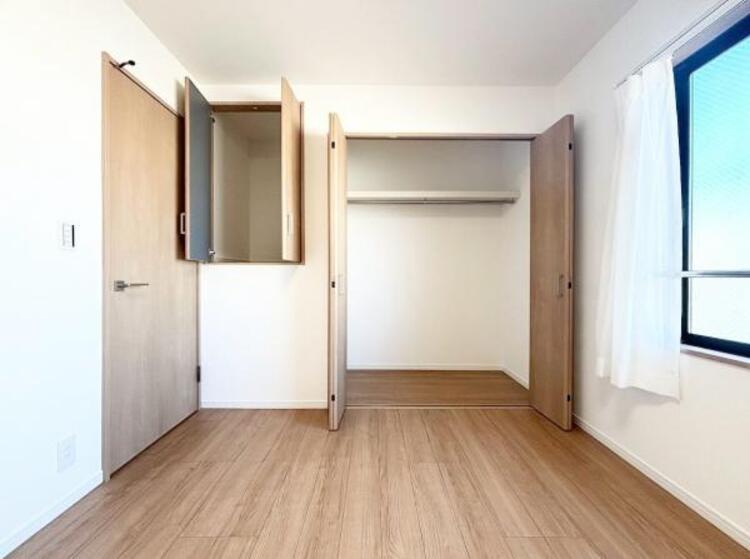 収納 普段使わない季節用品やトランクなど、大きなものもラクラク収納できます。