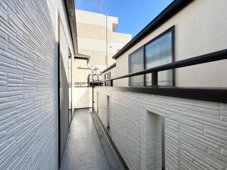 バルコニー 使い易いバルコニー。やわらかな陽射し・心地よい風。どこまでも広がる空の下、限りない開放感を味わえる空間です。