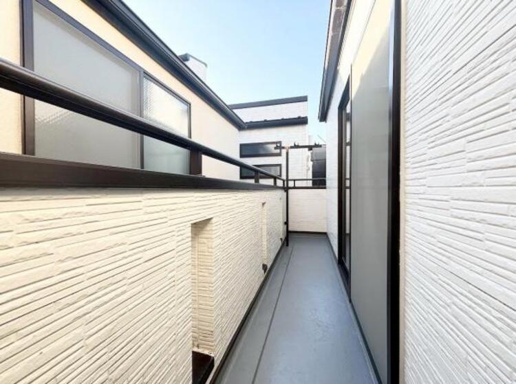 バルコニー 使い易いバルコニー。やわらかな陽射し・心地よい風。どこまでも広がる空の下、限りない開放感を味わえる空間です。