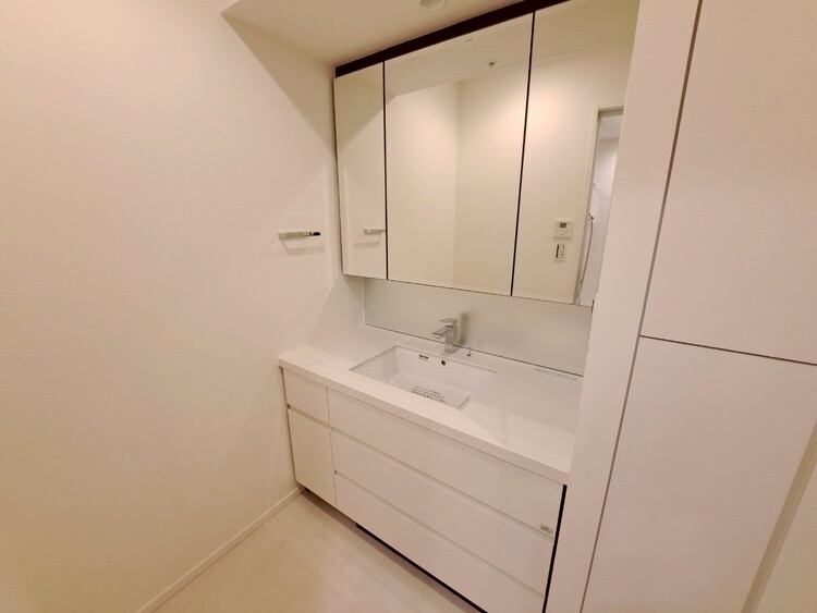 その他 清潔感を感じられる洗面化粧台。