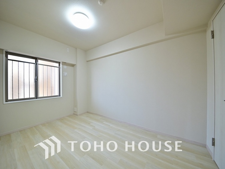 内装 採光もある洋室は、くつろぎのひと時を過ごすのにぴったり