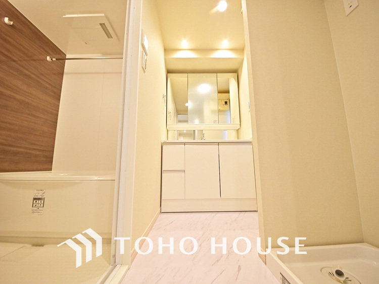 洗面 新規設置の洗面化粧台。収納豊富で使い勝手の良い3面鏡です