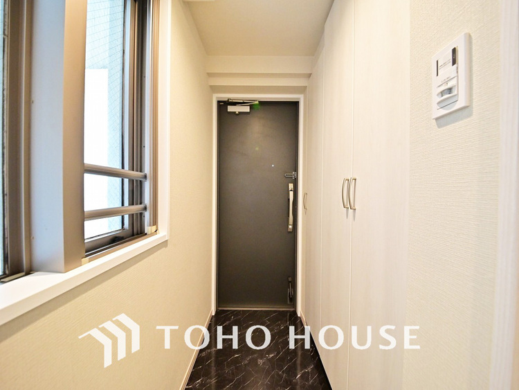 玄関 飾り過ぎないシンプルな内装の玄関