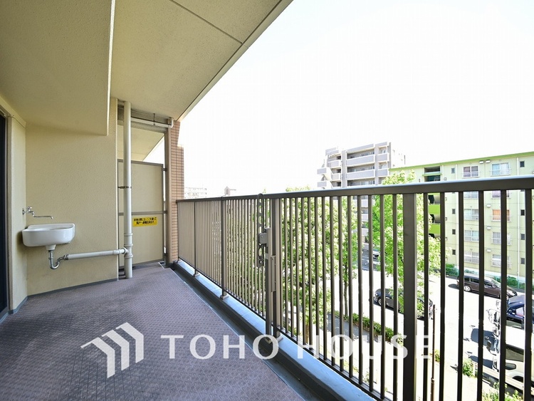 バルコニー 陽当たり良好なバルコニー