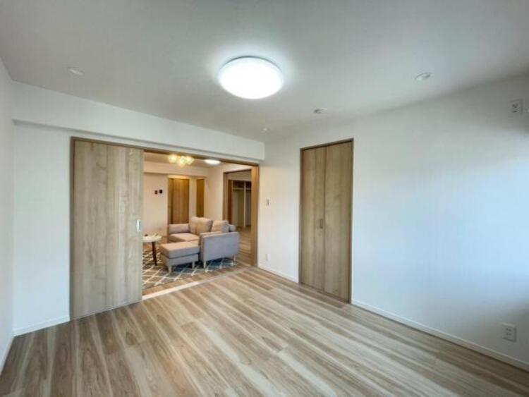 内装 LDK＋隣接洋室、間仕切りを開放すれば計21.3帖の大空間に。