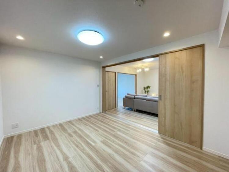 内装 お子様のプレイスペースや書斎、寝室としてなどフレキシブルに使える洋室