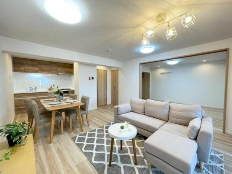 居間 柔らかな木目のフロアがインテリアとマッチする、心地よいLDKです