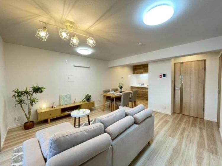 居間 家族団らんのときを優しく包み込む、明るく快適なLDK