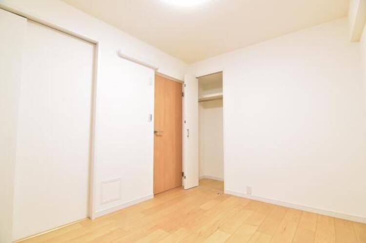 内装 続き間の洋室はお子様を遊ばせるスペースとしても重宝します。ライフスタイルの変化にも対応しやすい間取り設計にしました。