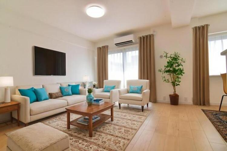 居間 （配置してある家具はCGによるイメージです。）ソファーやダイニングテーブルを置いてもゆとりのある広々リビングです。ご家族みなさんで寛げる空間をぜひ現地で体感してみてください。