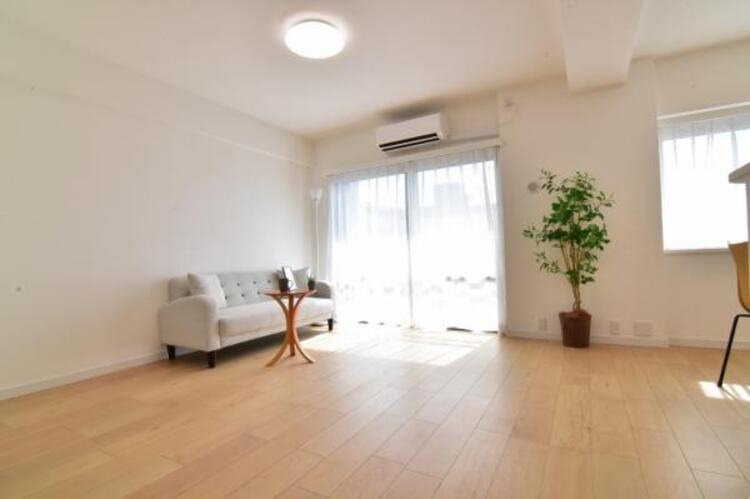 居間 光と風があふれる開放的なリビングダイニングには自然と家族みんなが集まってきます。明るく穏やかな空気の中で幸せを感じさせてくれる場所です。