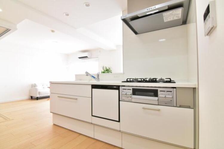 キッチン 焼いたり煮たりと一度にたくさんのお料理を作ることが出来る便利な３口コンロが付いたシステムキッチンは、豊富な収納と食洗機付き。食後の片付けが楽になるからママも自分時間が増えてニコニコです。