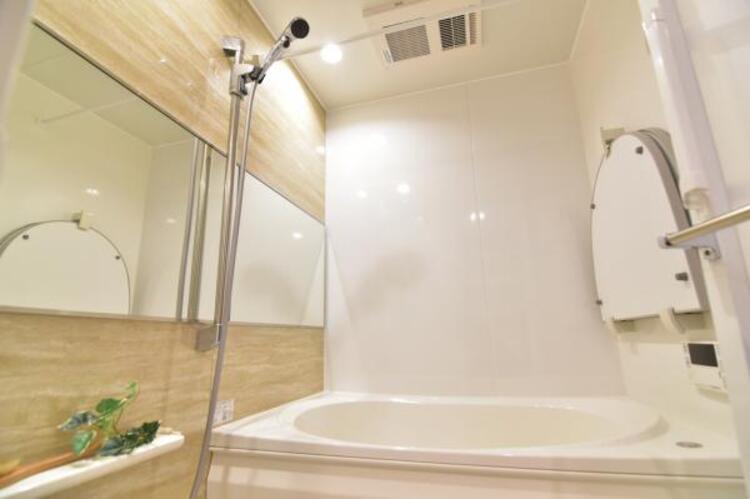 風呂 日々の疲れを癒し快適に過ごして頂くために、ゆったりサイズのバスタブをご用意いたしました。