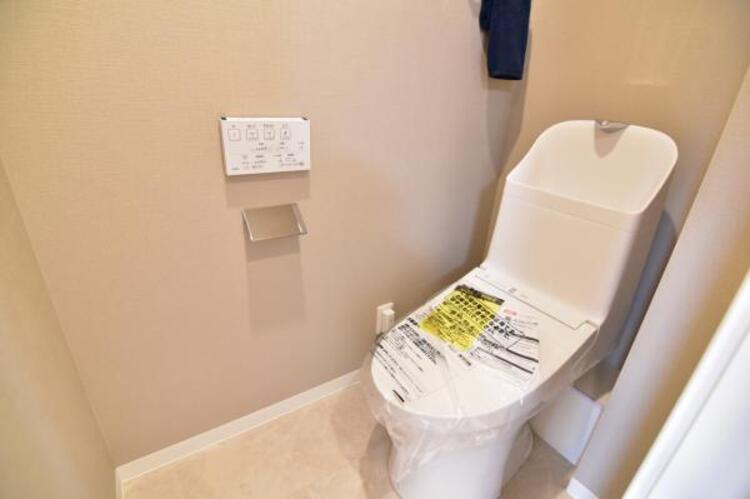 トイレ 毎日使う場所だからこそ、使い勝手を考慮しました。白を基調に、飽きのこない空間は質感豊かな仕上がりとなっております。